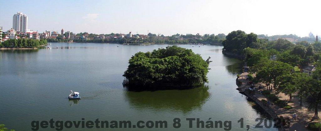 Khung cảnh yên bình quanh Hồ Trúc Bạch, tạo nên một không gian thư giãn cho du khách.