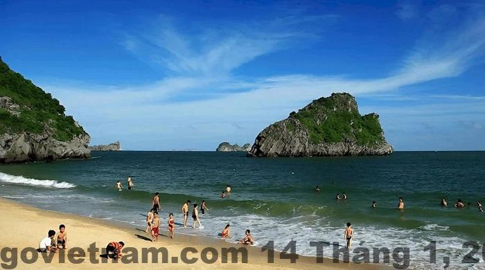 Bãi biển Tùng Thu Cát Bà với bờ cát rộng và nước biển trong xanh