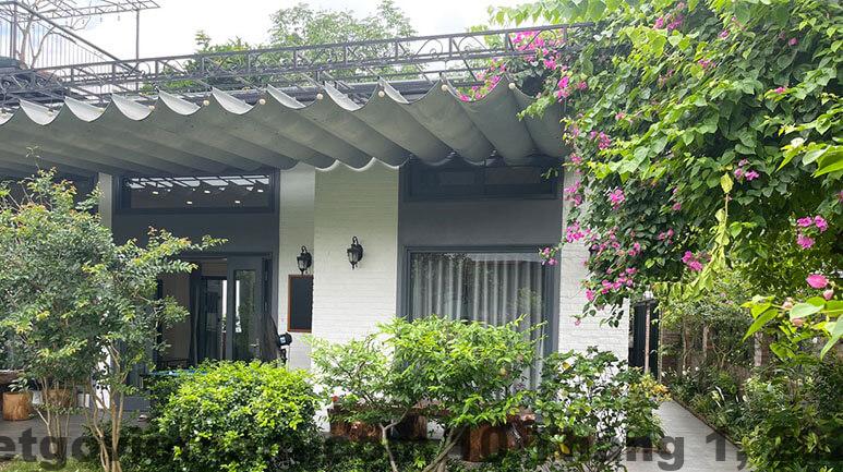 Đường vào khu Minh Phú Sóc Sơn nhiều cây xanh, dốc nhẹ