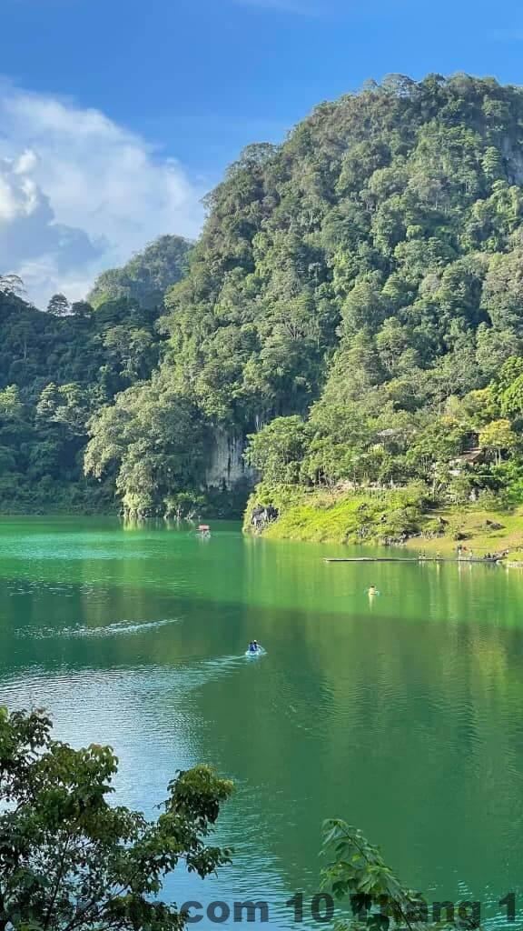 Toàn cảnh Hồ Thang Hen nằm sâu trong vùng núi Cao Bằng