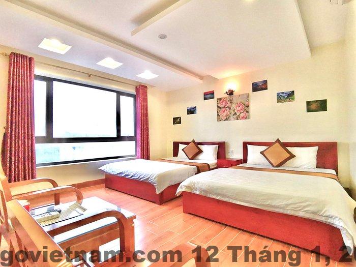 Phòng ngủ tại Sapa Global Hotel với giường lớn, ánh sáng tự nhiên và nội thất gọn gàng