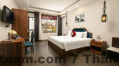 Khu phố cổ xung quanh La Renta Hotel & Spa với đường nhỏ, nhiều hàng quán địa phương