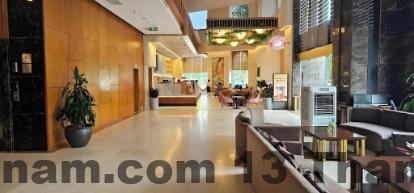 Hình ảnh từ một góc nhìn của khách sạn, nổi bật với sự tiện lợi trong việc di chuyển và gần các khu trung tâm.