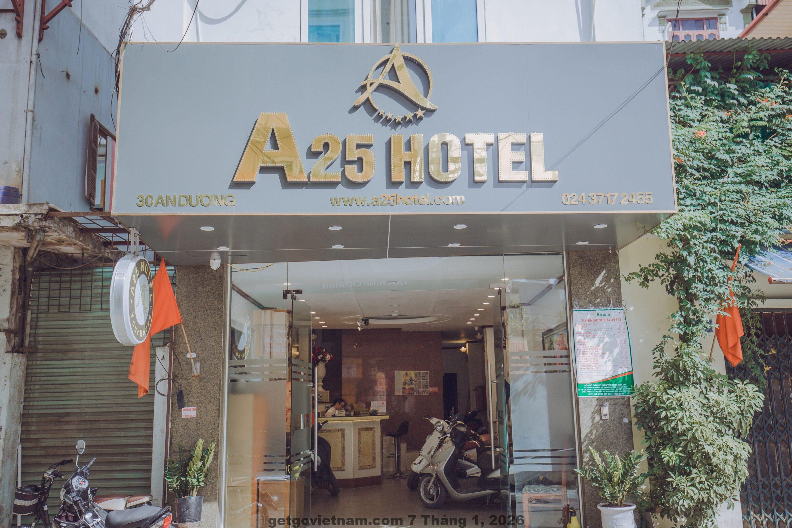 Nhân viên lễ tân A25 Hotel phục vụ khách với thái độ thân thiện