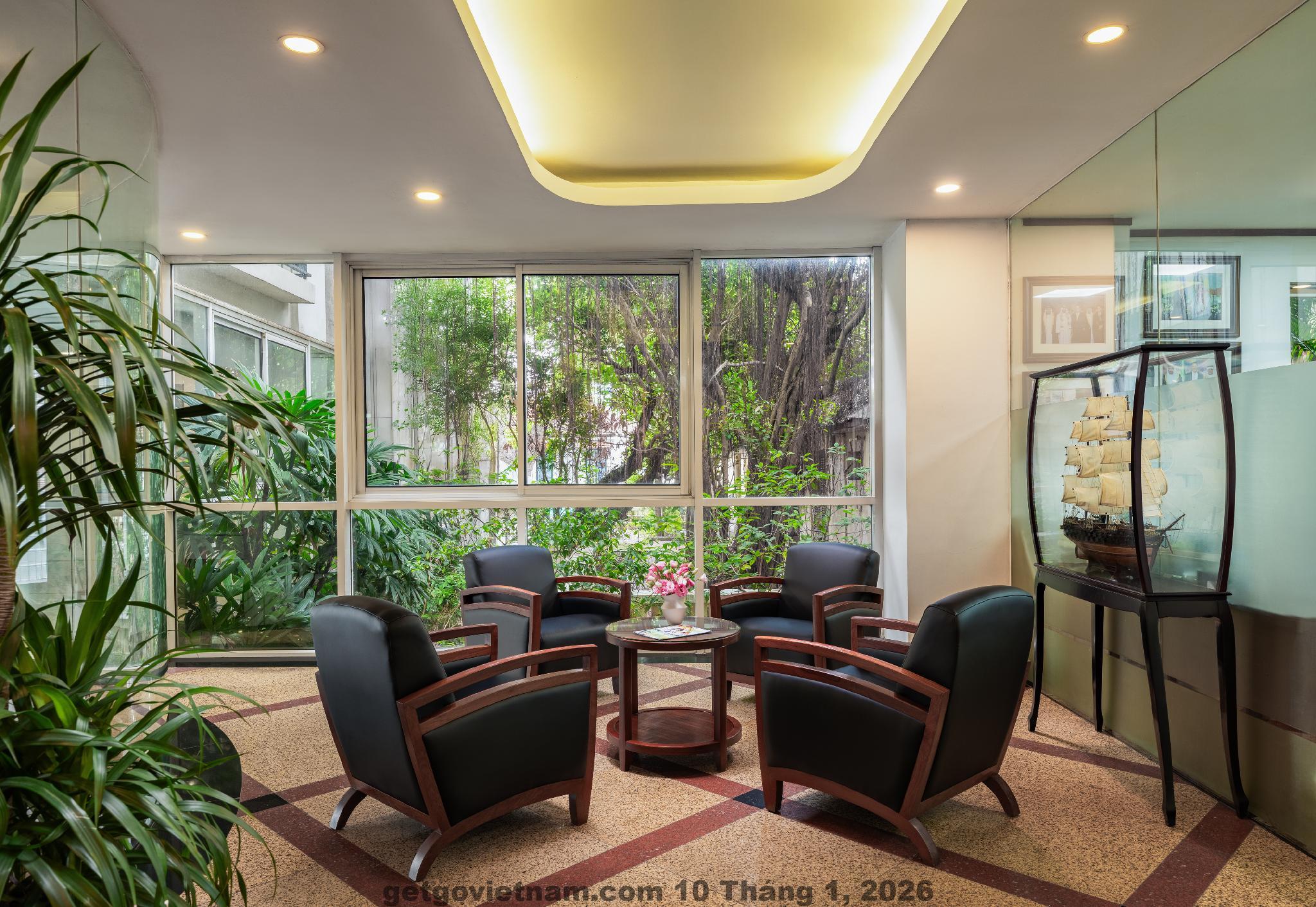 Khu bếp và bàn ăn trong căn hộ Elegant Suites Ha Hoi