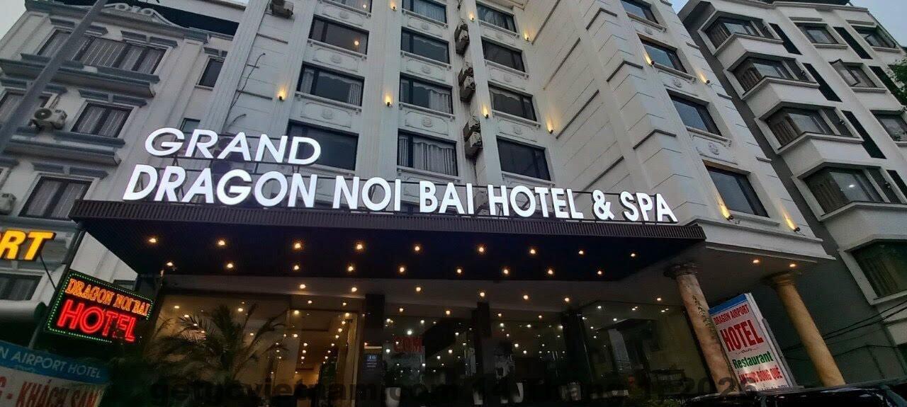 Giường ngủ tại Big Hotel Hà Nội gọn gàng, ga trải sạch sẽ