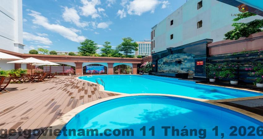 Phòng Deluxe tại khách sạn với không gian sáng sủa và đầy đủ tiện nghi.