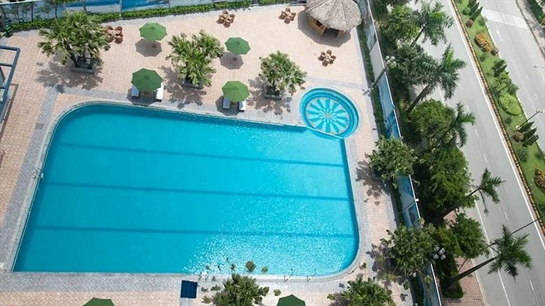 Nhân viên tại Khách sạn Mường Thanh Grand Xa La, phong cách chuyên nghiệp, tận tâm.