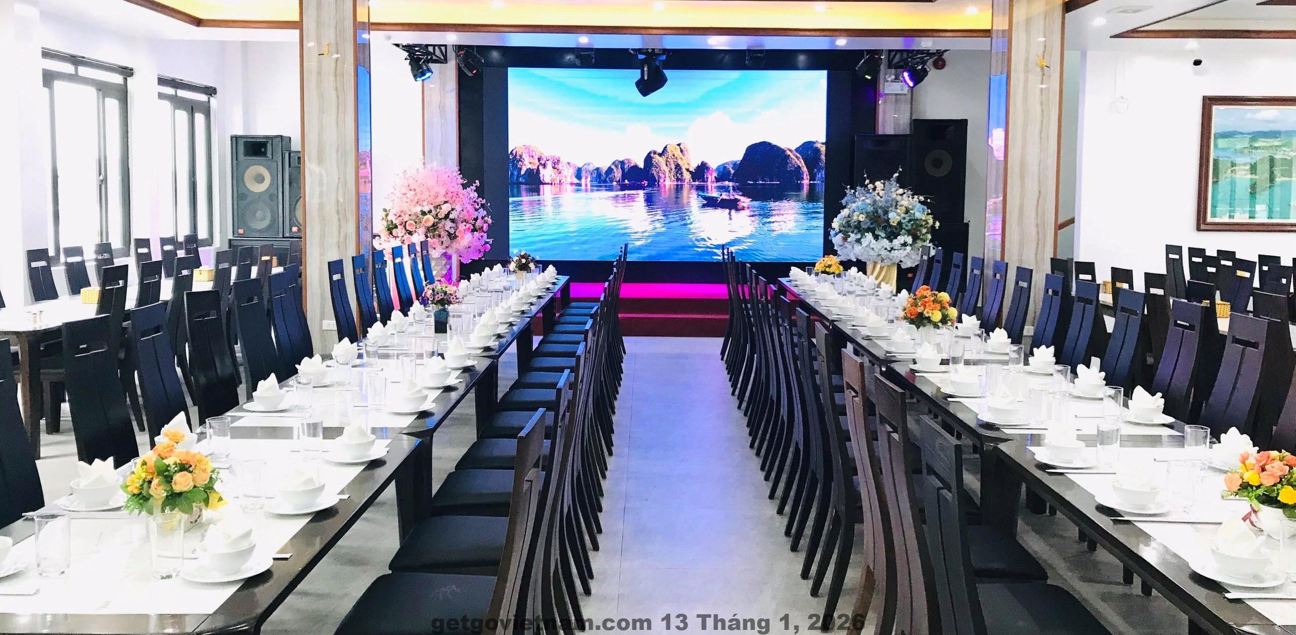 Hồ bơi tại Kiên Ngọc Hotel, nơi thư giãn tuyệt vời cho du khách