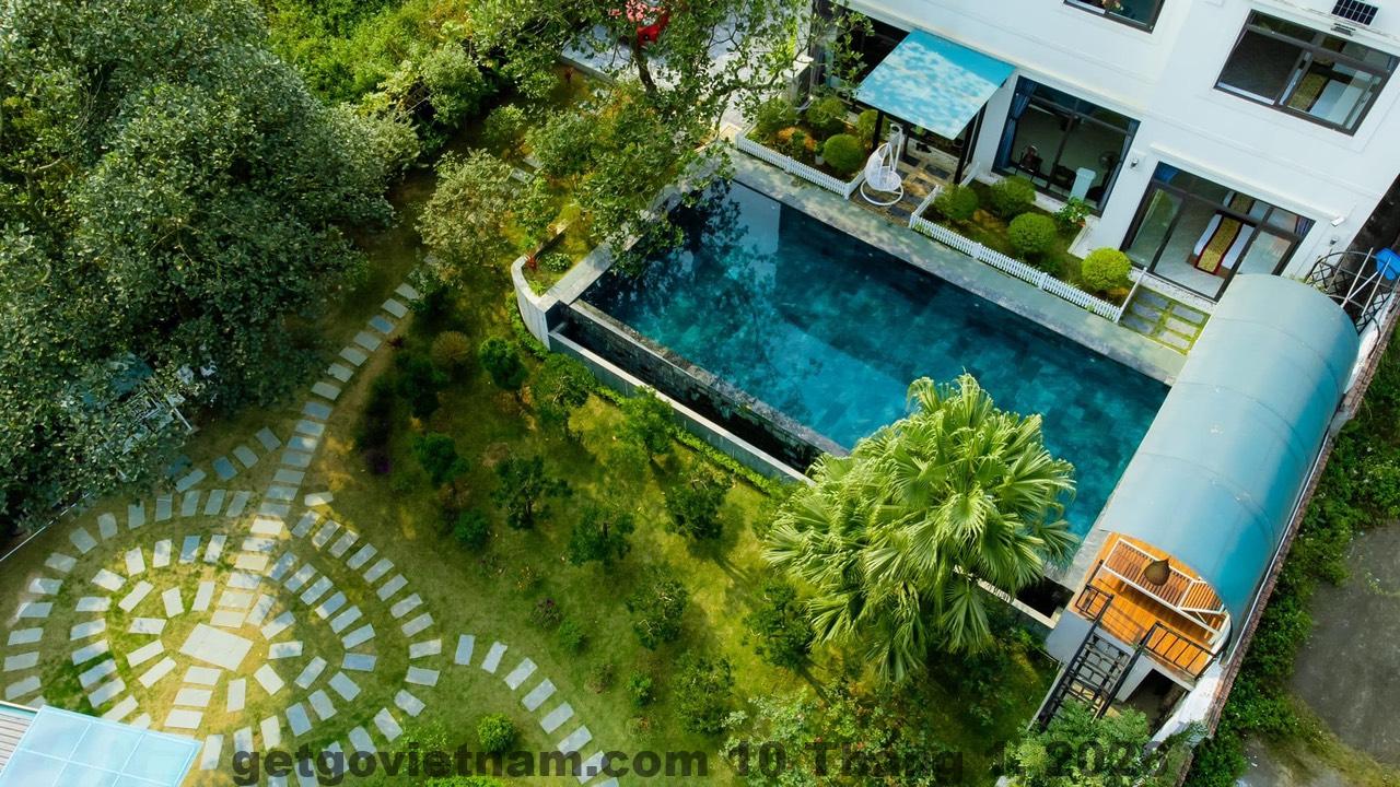 Phòng ngủ tại Song Đan Villa thiết kế đơn giản, ánh sáng tự nhiên, nội thất gỗ