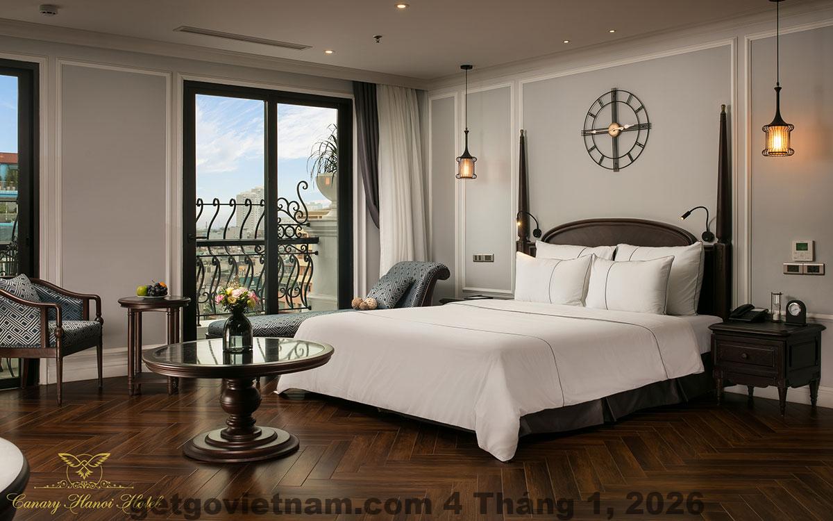 Phòng căn hộ 50m2 của khách sạn Canary Hà Nội có cửa sổ lớn và rèm sáng