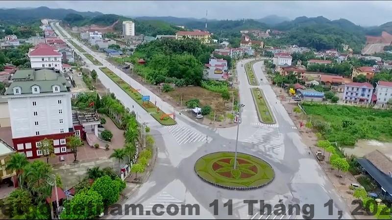 Khách sạn Hồng Nhung Yên Bái Review 2026: Có Đáng Ở Hay Nên Tránh? 8 Khách sạn Hồng Nhung Yên Bái nhìn từ phòng nghỉ, cửa sổ hướng ra khu phố