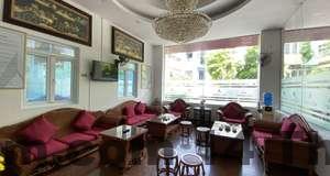 Phòng khách sạn với thiết kế đơn giản nhưng đầy đủ tiện nghi, tạo cảm giác thoải mái cho khách nghỉ dưỡng