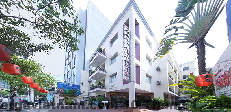 Tổng thể kiến trúc Phương Nam Hotel với phong cách khách sạn địa phương