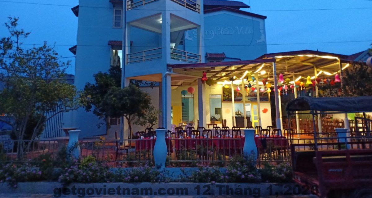 Toàn cảnh Khách Sạn Vila Song Châu Quan Lạn nhìn từ xa với kiến trúc khách sạn mini gần biển