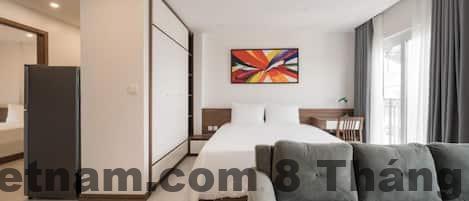 Phòng suite tại San Quatorze Hanoi Hotel với không gian rộng hơn và cửa sổ lớn