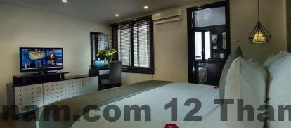 Phòng Deluxe La Santé Hotel & Spa với nội thất gỗ sáng và ánh sáng tự nhiên