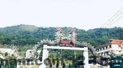 Hồ bơi ngoài trời tại khách sạn, nơi du khách thư giãn ngắm cảnh núi non.