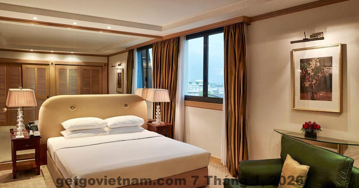 Không gian phòng ngủ tại Hanoi Opera House Suites với thiết kế đơn giản, hiện đại