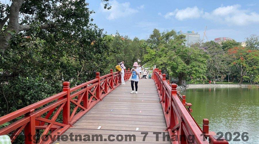 Hoạt động dạo bộ và tham quan quanh Hồ Hoàn Kiếm khi lưu trú tại Dream Comes True