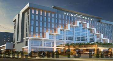 Nhân viên khách sạn Phương Huy 1 đang chào đón khách, tạo không gian thân thiện