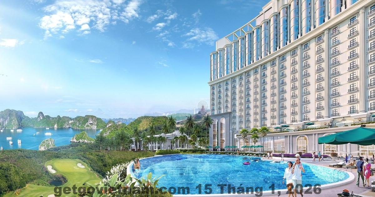 Hồ bơi ngoài trời FLC Grand Hotel Hạ Long nhìn ra vịnh