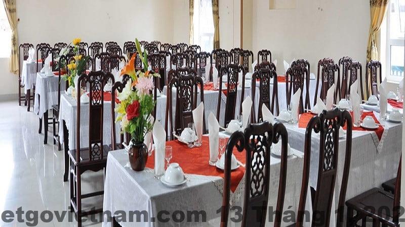 Phòng nghỉ đơn giản với đồ nội thất cơ bản, có sự xuống cấp nhẹ nhưng vẫn giữ được sự sạch sẽ