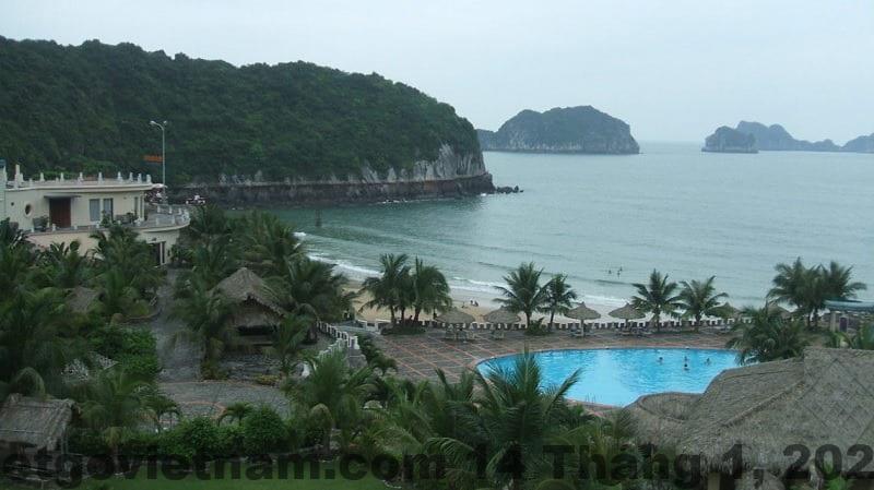 Nhân viên lễ tân Catba Island Hotel thân thiện và hỗ trợ khách đặt tour