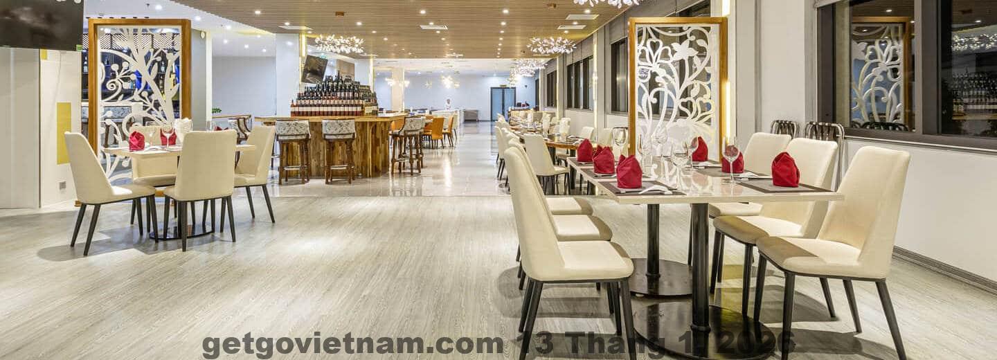 Bữa sáng tại nhà hàng khách sạn, với các món ăn truyền thống Việt Nam.