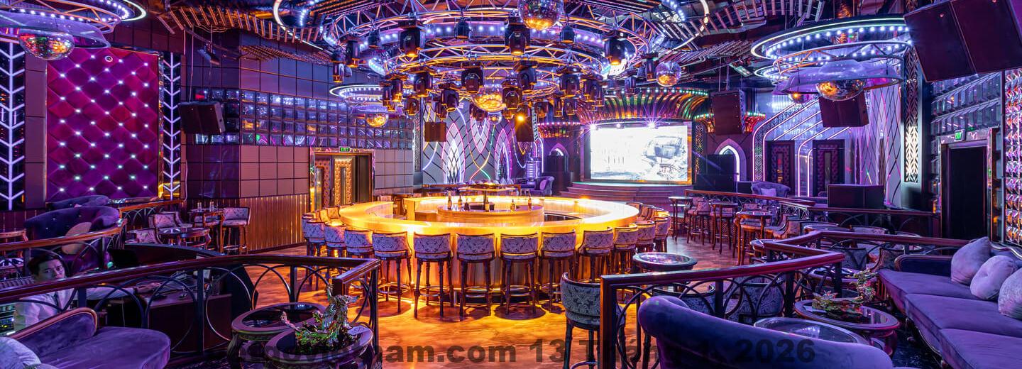 Hồ bơi ngoài trời tại khách sạn, là nơi thư giãn lý tưởng cho du khách.