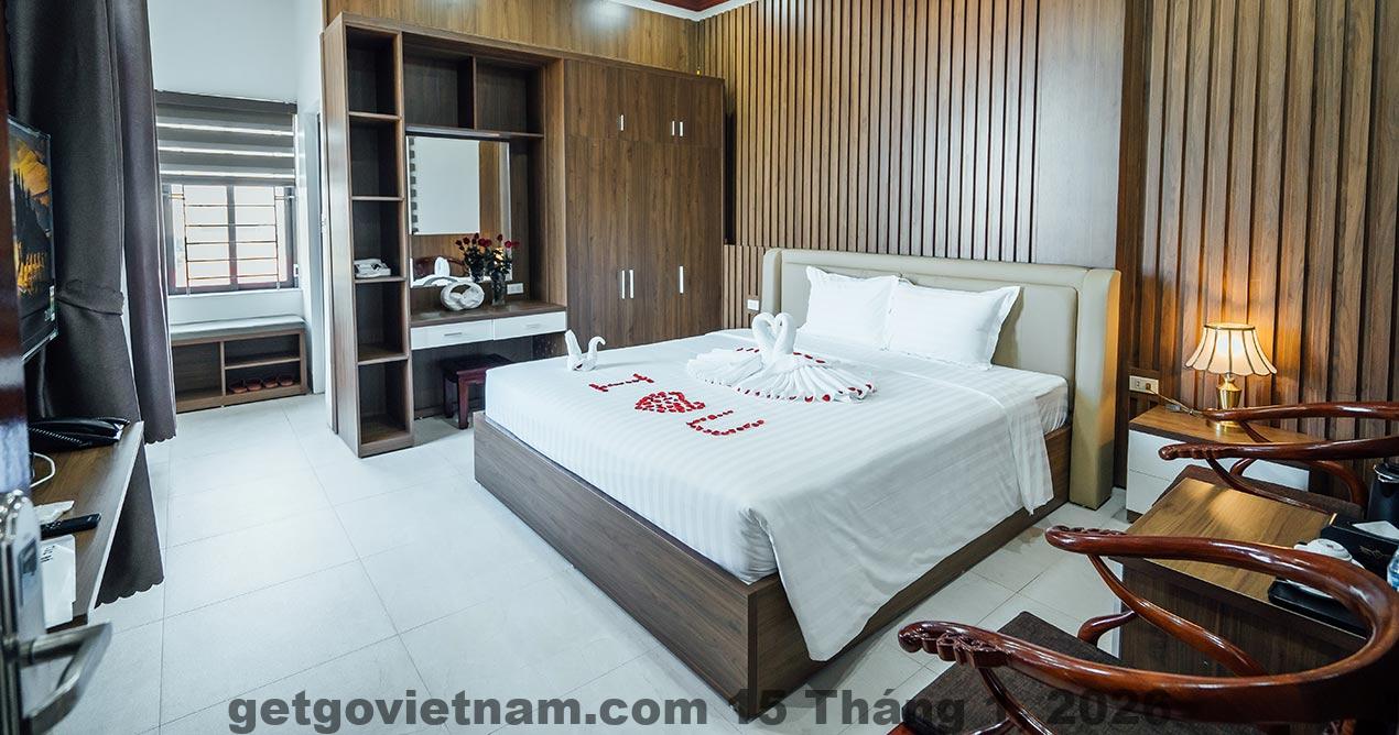 Phòng nghỉ Khách Sạn Nam Hồng diện tích vừa, nội thất truyền thống