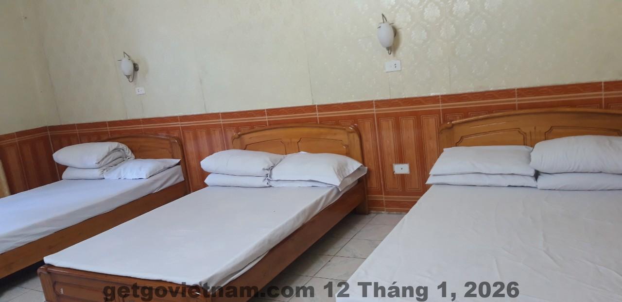 Phòng ngủ khách sạn Kim Sơn với nội thất cơ bản, phù hợp du khách đi phượt và nghỉ ngắn ngày