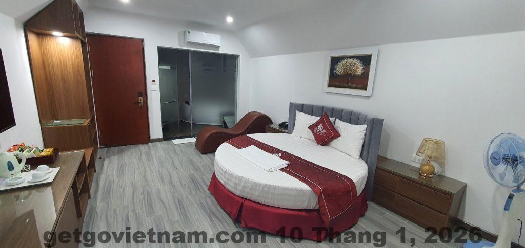Phòng ngủ tiêu chuẩn tại Rosy Hotel 6 với giường đôi và nội thất cơ bản