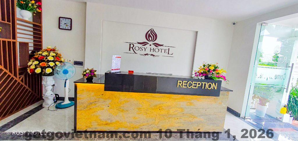 Phòng tắm tại Rosy Hotel 6 – thiết kế đơn giản, một số phòng có dấu hiệu cũ