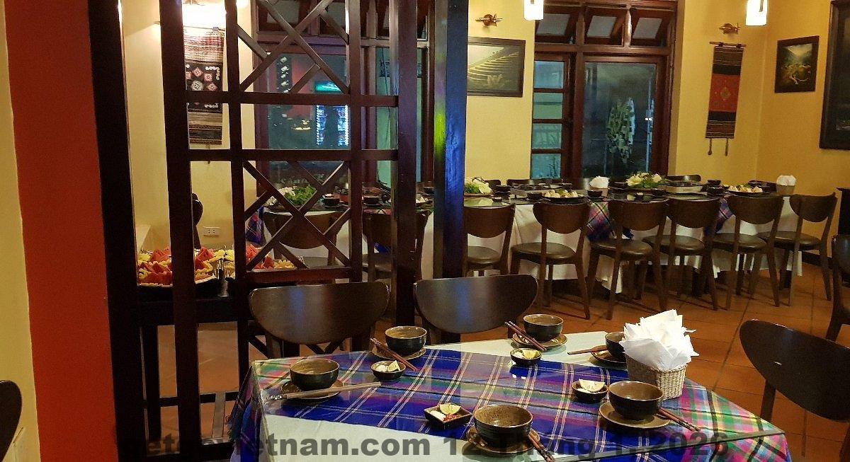 Phòng nghỉ Anise Sapa Hotel với cửa kính lớn và nội thất gỗ
