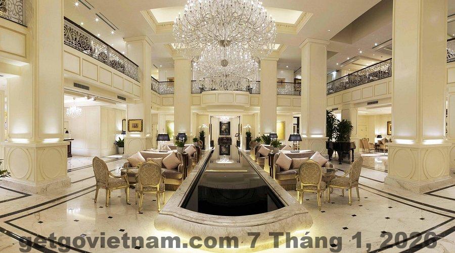 Sảnh chính Apricot Hotel với không gian nghệ thuật và tranh vẽ Việt Nam trưng bày