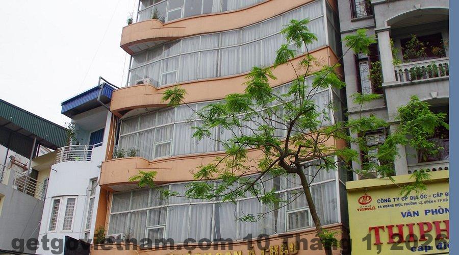 Phòng tiêu chuẩn tại Asia Hotel Hà Nội với nội thất gỗ truyền thống