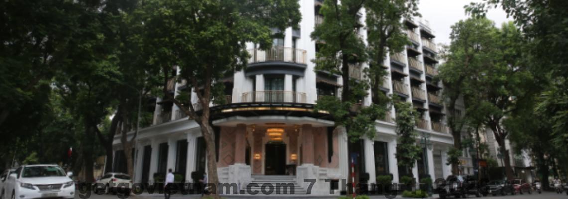 Nhân viên Khách sạn Capella Hà Nội phục vụ khách với phong cách chuyên nghiệp