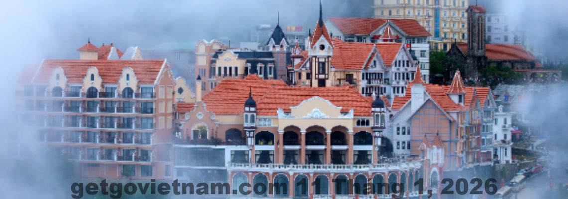 Nhân viên Venus Hotel Tam Đảo phục vụ khách tại khu vực sảnh