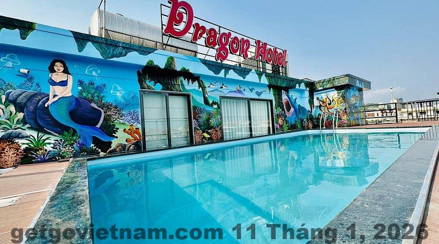 Hồ bơi ngoài trời tại BACHA Dragon Hotel, nơi thư giãn lý tưởng