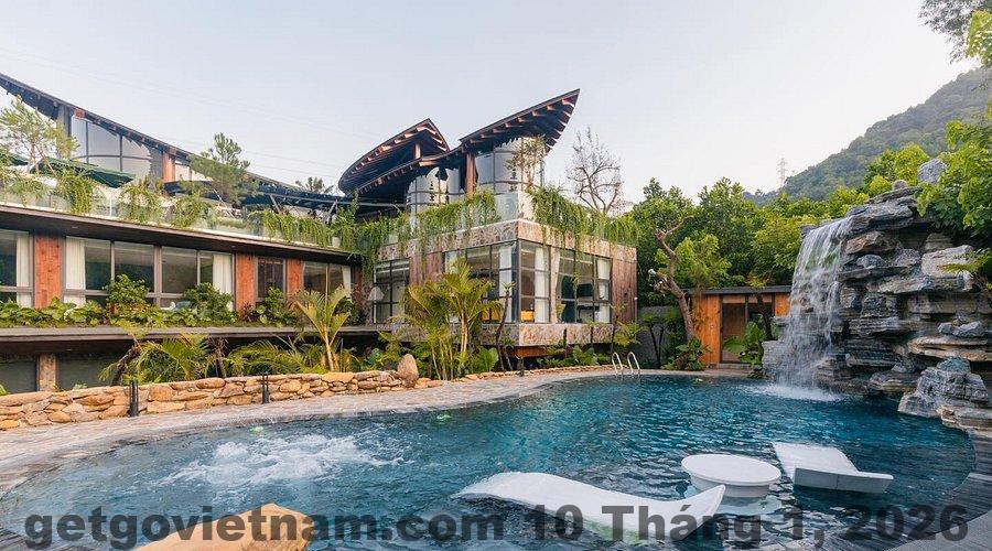 Hồ bơi ngoài trời tại Villa The Legend Sóc Sơn là khu vực sinh hoạt chung chính