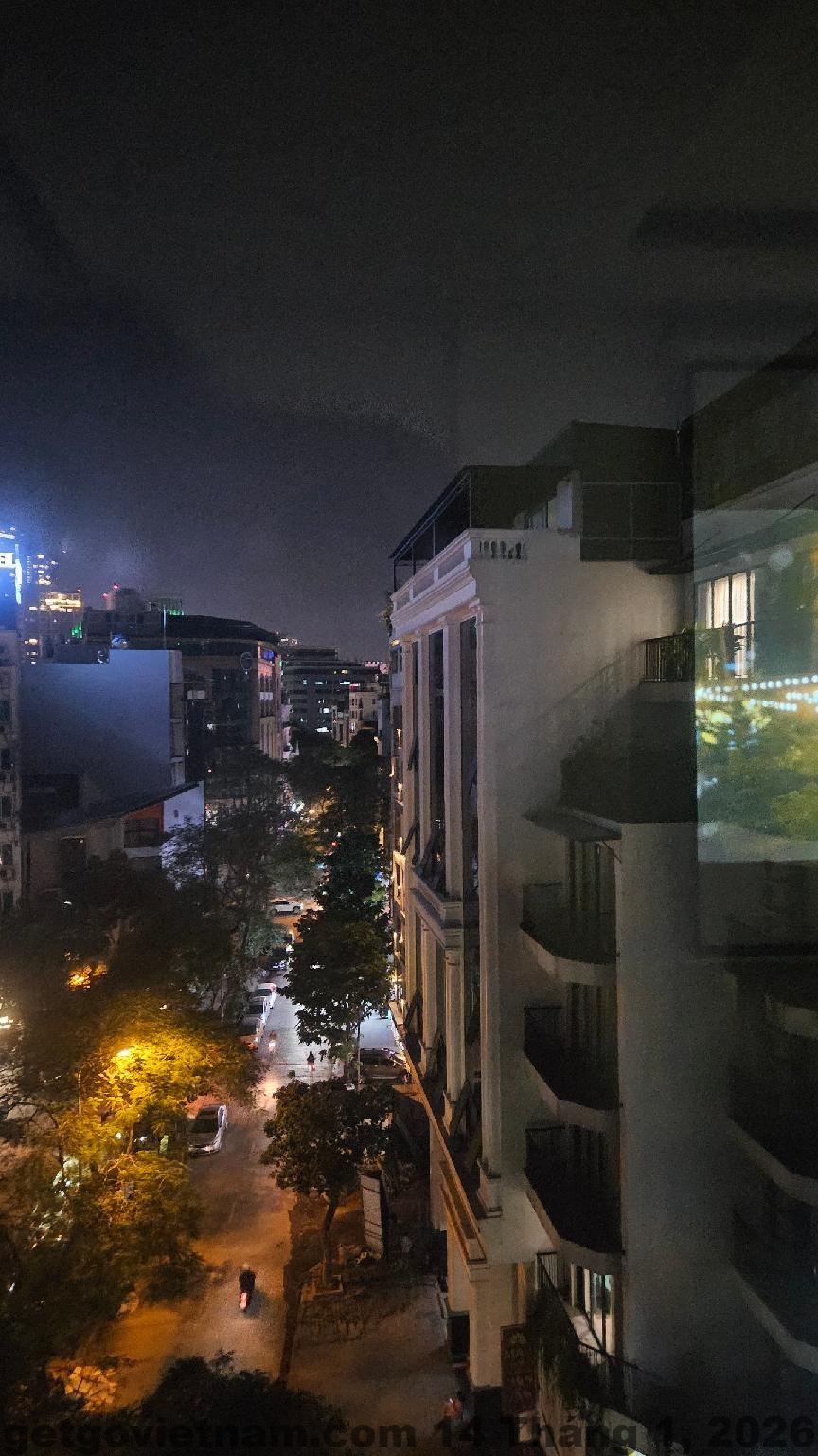 Khu vực Dịch Vọng Hậu Cầu Giấy với nhiều hàng quán và văn phòng xung quanh Keypad Hotel