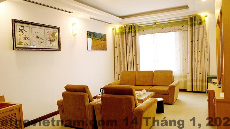 Khu vực lễ tân Sen Hotel Nghĩa Lộ với phong cách đơn giản và nhân viên thân thiện