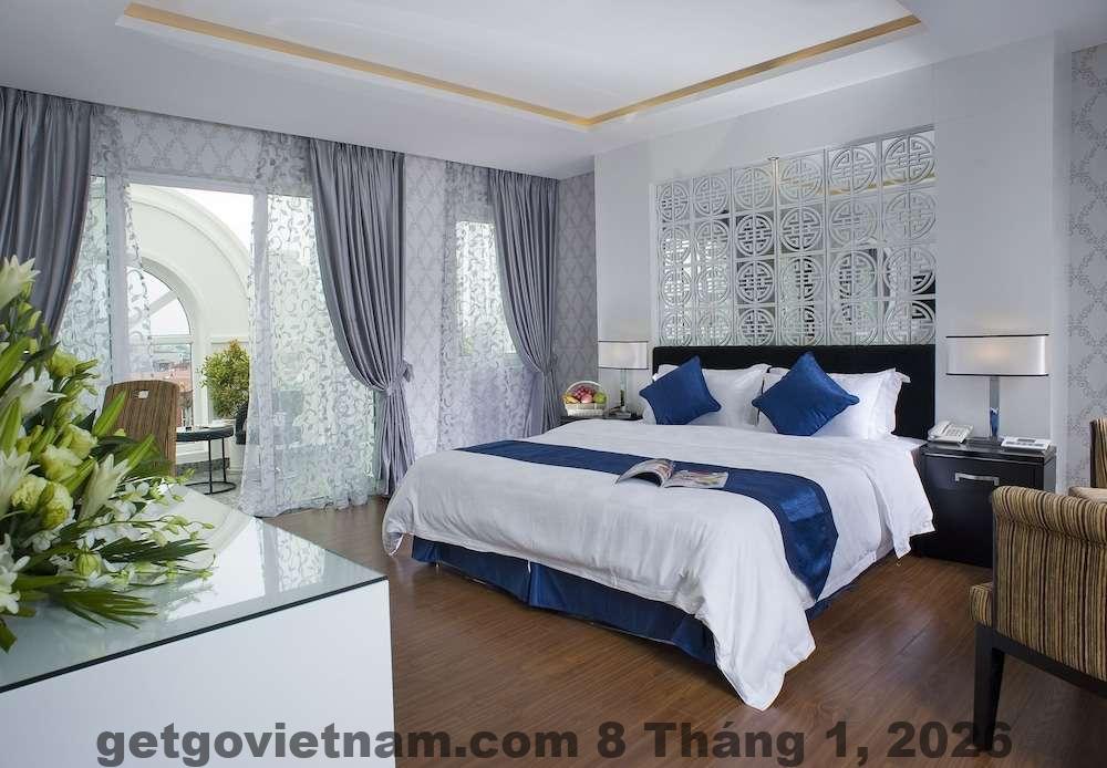 Khu vực ăn sáng nhỏ gọn tại Flora Centre Hotel & Spa