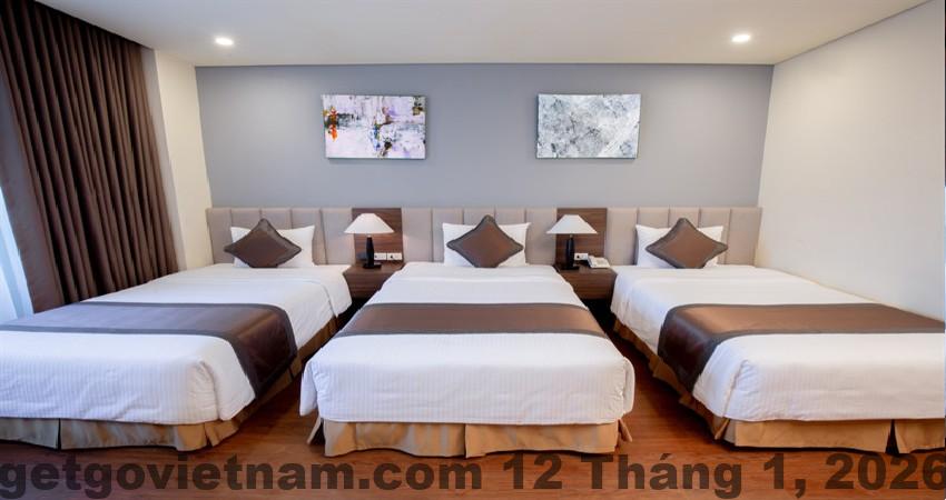 Phòng ngủ tiêu chuẩn tại Khách sạn Mường Thanh Sapa với nội thất gỗ và cửa sổ lớn