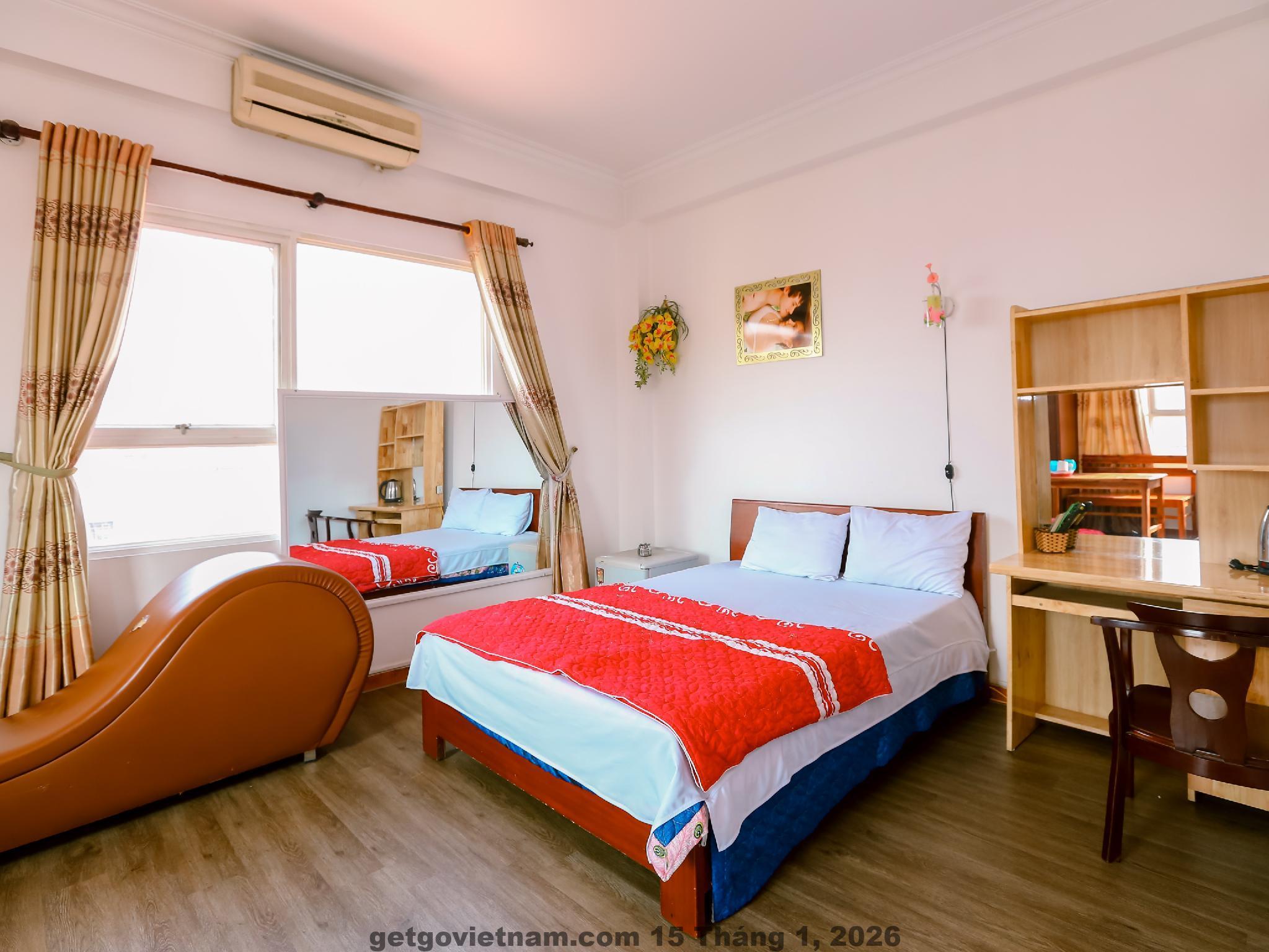 Phòng ngủ tại Khách sạn Nhu Loan Phổ Yên với nội thất cơ bản và giường lớn