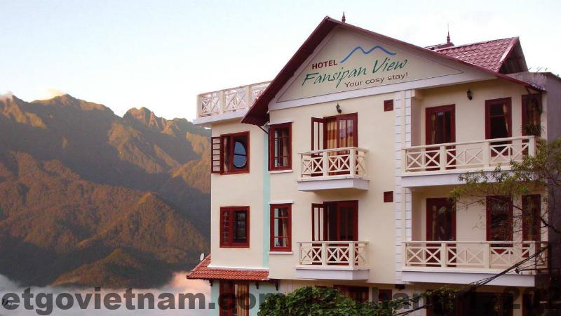 Nhân viên lễ tân Sapa Vista thân thiện và hỗ trợ khách check-in