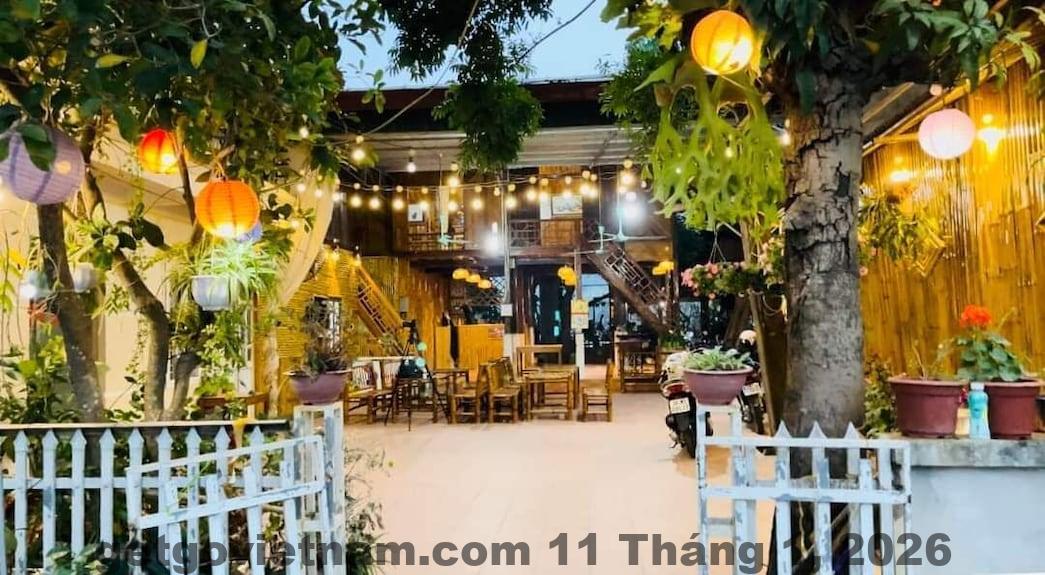 Phòng nghỉ tại Mai Chau Hotel 24 với nội thất cơ bản và ánh sáng tự nhiên