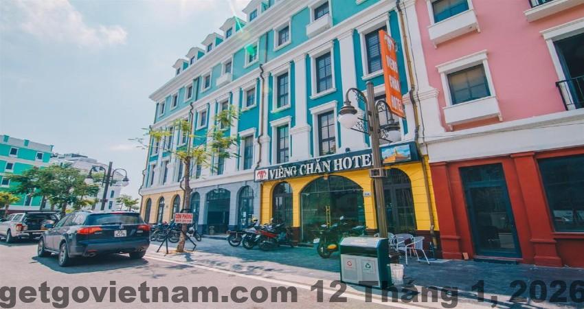 Khu vực sảnh lễ tân Van Hai Halong Hotel với không gian đơn giản, phục vụ nhu cầu check-in cơ bản