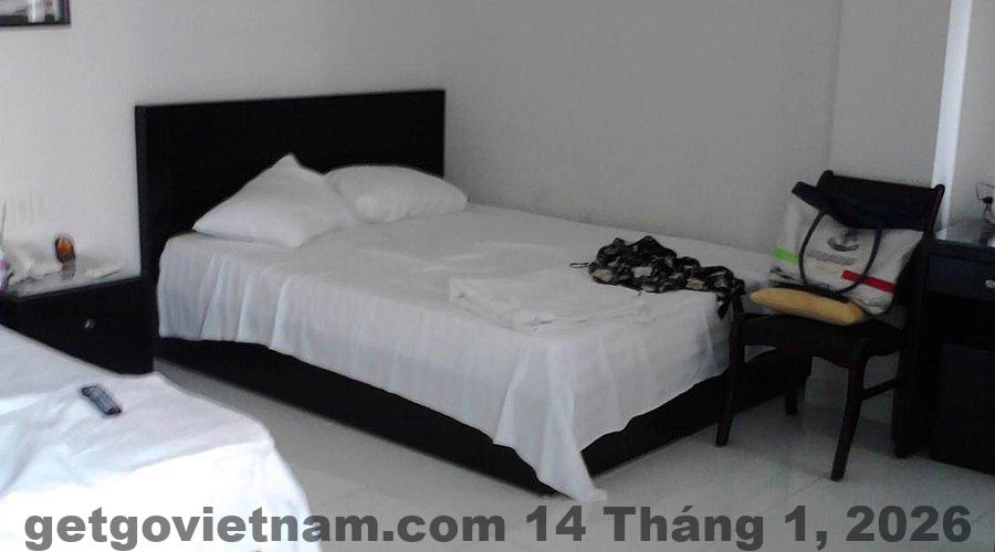 Khuôn viên nhỏ và hạn chế tiện ích tại Khách sạn Bạch Dương Ba Vì